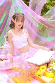 两男吸乳一女奶视频