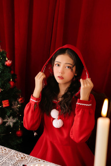 黑丝美女被人挠脚心